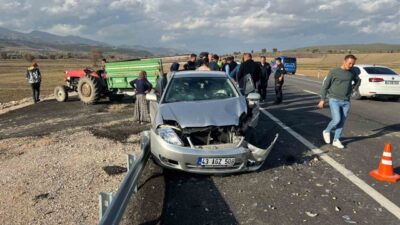 Kütahya’nın Hisarcık ilçesinde, traktör ile otomobilin çarpışması sonucu meydana gelen