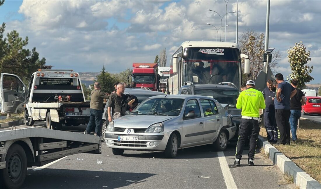 Oğuzhan KILIÇ/KÜTAHYA, – KÜTAHYA’da işçileri taşıyan servis otobüsünün kırmızı ışıkta