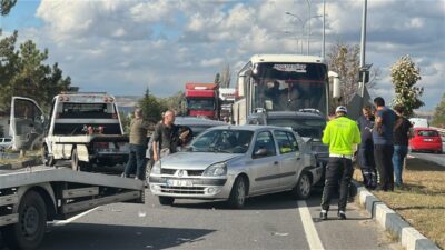 Oğuzhan KILIÇ/KÜTAHYA, – KÜTAHYA’da işçileri taşıyan servis otobüsünün kırmızı ışıkta