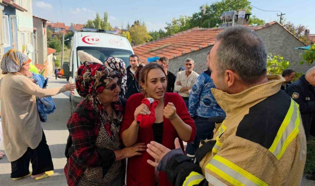 Kütahya’daki yangında bir anne ve iki çocuğu, balkona sığınarak alevlerden