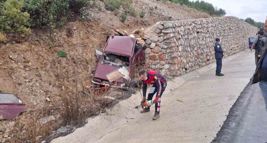 Kütahya’nın Emet ilçesinde sağanak nedeniyle kayganlaşan yolda kontrolden çıkan otomobilin
