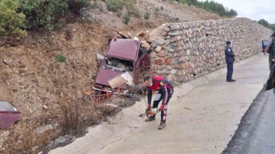 Kütahya’nın Emet ilçesinde sağanak nedeniyle kayganlaşan yolda kontrolden çıkan otomobilin