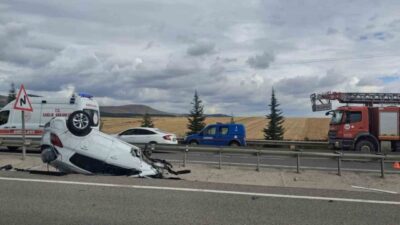Kütahya’da kaza yapan aracın tekerinin fırlayarak karşı şeritte başka bir