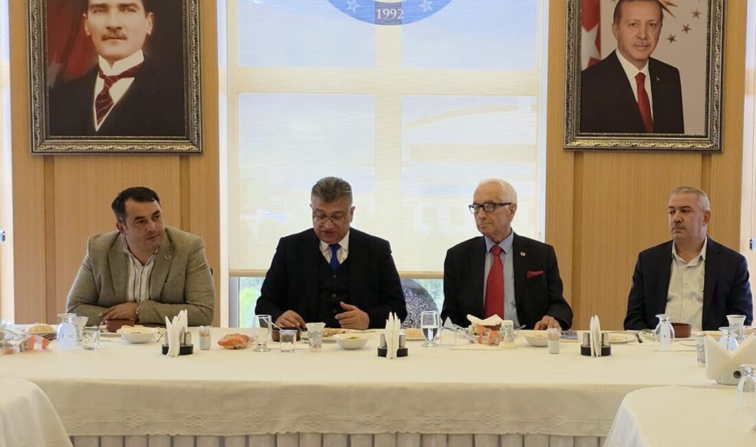 Kütahya Dumlupınar Üniversitesi (DPÜ) Rektörü Prof. Dr. Süleyman Kızıltoprak, Kütahya’da