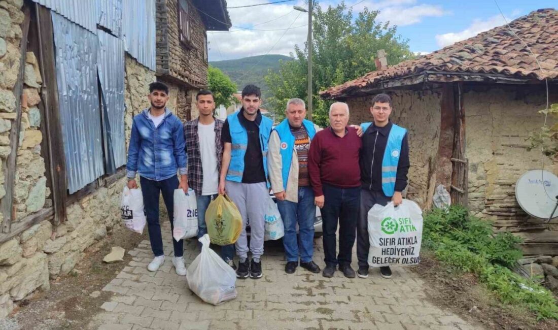 Gediz ilçesine bağlı Köpenez Köyü’nde çıkan yangında evleri kullanılamaz hale