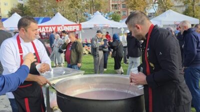 Kütahya Belediyesi tarafından düzenlenen 2. Kütahya Gastronomi Festivali belediye bahçesinde