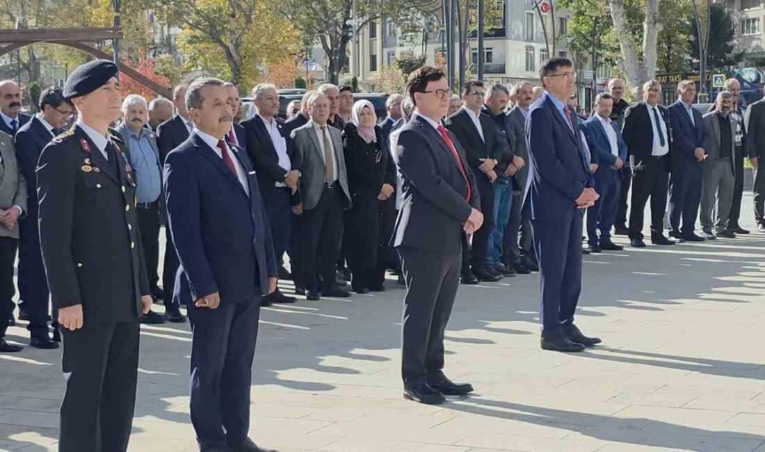 Kütahya’da 19 Ekim Muhtarlar Günü dolayısıyla Zafer Meydanı’nda tören düzenlendi.
