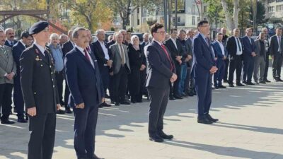 Kütahya’da 19 Ekim Muhtarlar Günü dolayısıyla Zafer Meydanı’nda tören düzenlendi.
