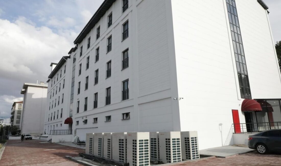 Kütahya Valisi Musa Işın, yapımı tamamlanan Kütahya Öğretmenevi binasında incelemelerde