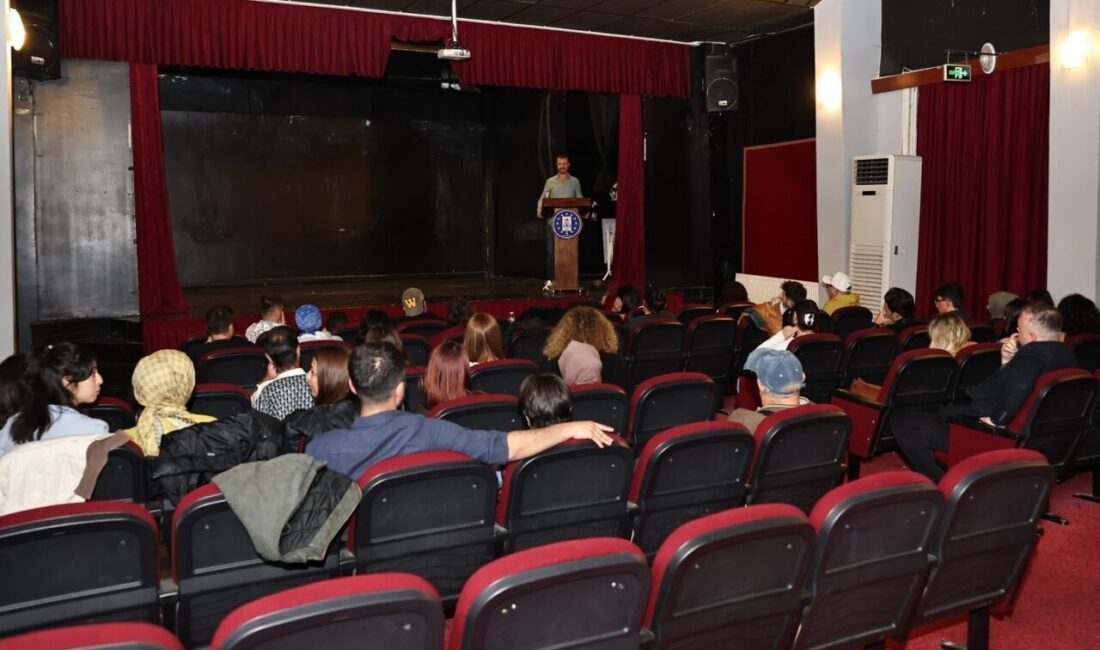 Kütahya Belediyesi bünyesinde faaliyetlerini sürdüren Şehir Tiyatrosu, gönüllü oyuncu ve