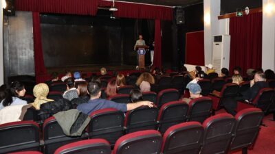 Kütahya Belediyesi bünyesinde faaliyetlerini sürdüren Şehir Tiyatrosu, gönüllü oyuncu ve