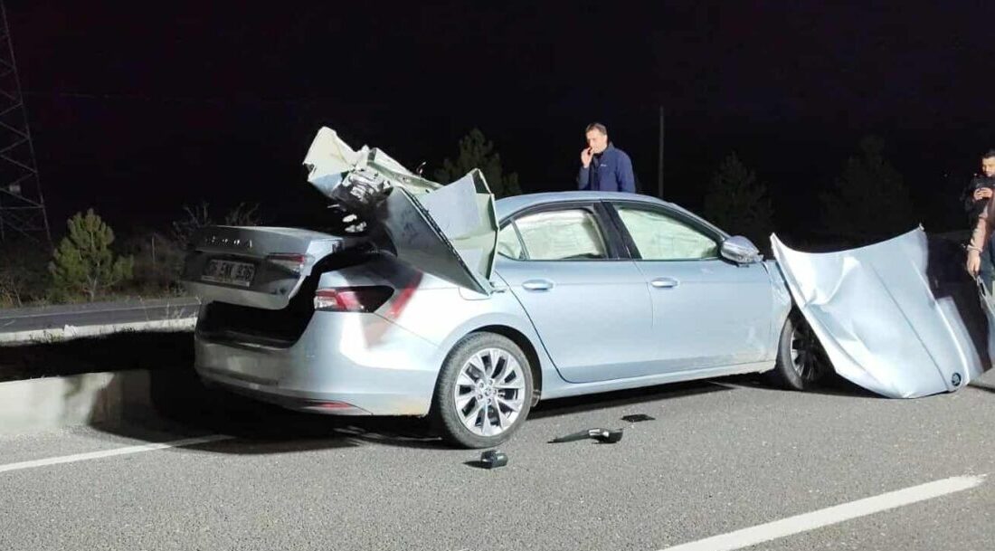 Kütahya’da otomobil ile kamyonun çarpışması sonucu meydana gelen trafik kazasında