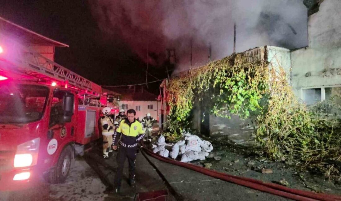 Kütahya’da iki katlı binanın çatı katında çıkan yangın, itfaiye ekiplerinin