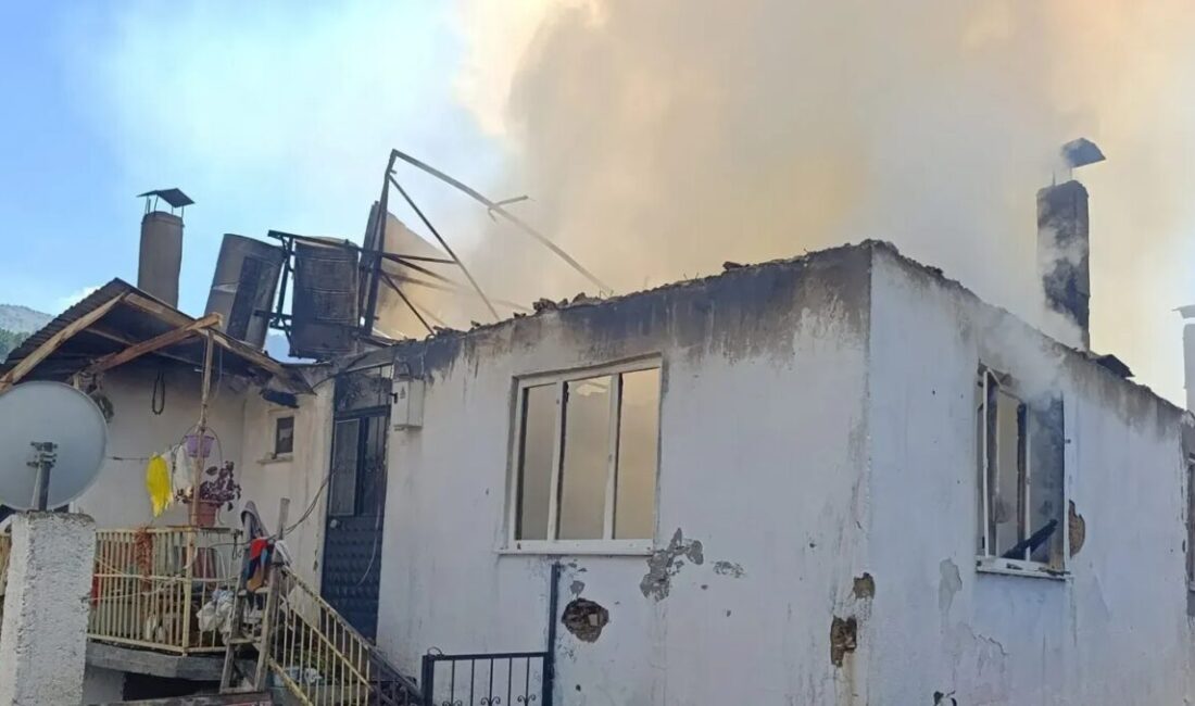 Mehmet ALTINTAŞ/ GEDİZ(Kütahya), – KÜTAHYA’nın Gediz ilçesinde çıkan yangında iki