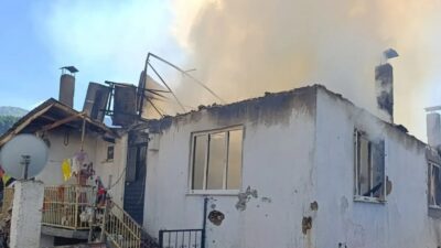 Mehmet ALTINTAŞ/ GEDİZ(Kütahya), – KÜTAHYA’nın Gediz ilçesinde çıkan yangında iki