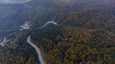 Kütahya’da sonbahar mevsiminde farklı renk tonlarına bürünen ağaçlar görsel şölen
