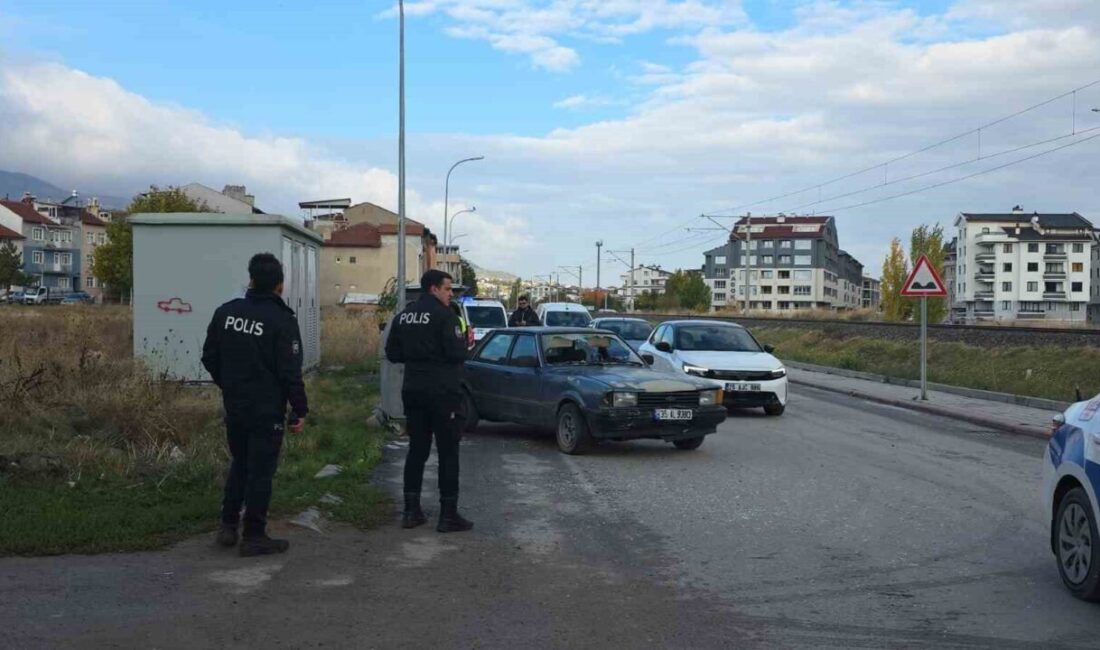 Kütahya’da otomobilin çarptığı 2 kişi yaralandı. Kaza, Bahçelievler Mahallesi Çeçen