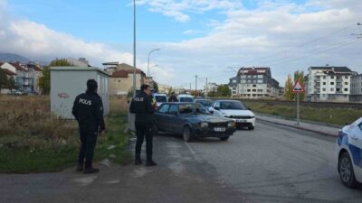 Kütahya’da otomobilin çarptığı 2 kişi yaralandı. Kaza, Bahçelievler Mahallesi Çeçen