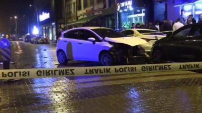 Kütahya’nın Tavşanlı ilçesinde iki otomobilin çarpışması sonucu meydana gelen trafik