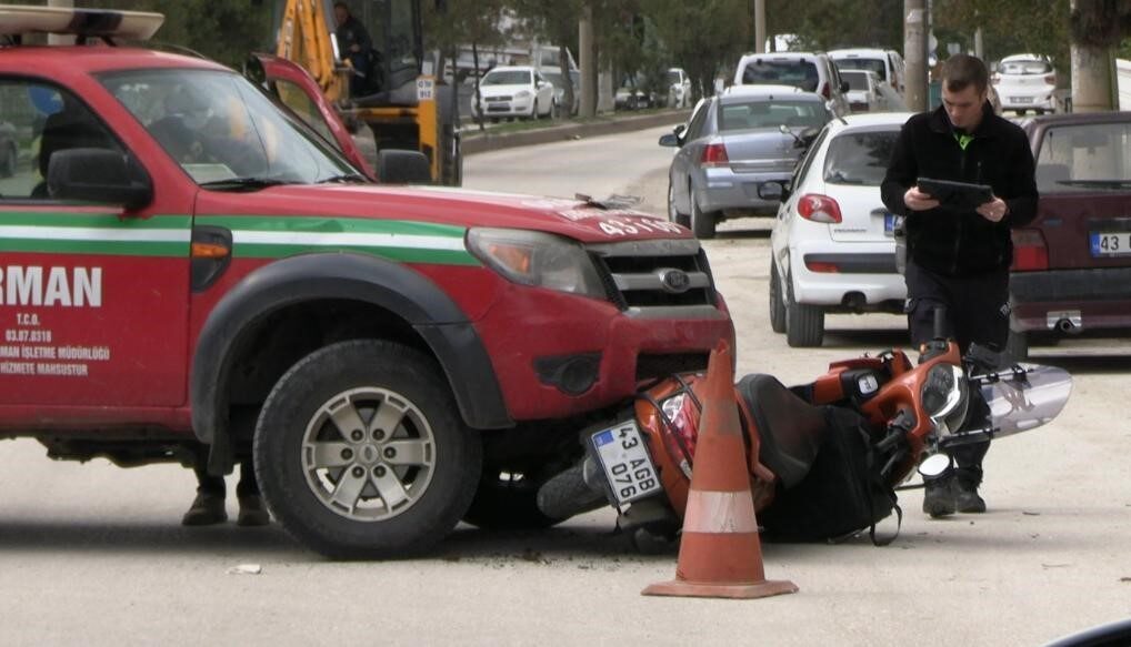 Kütahya’nın Tavşanlı ilçesinde pikap ile motosikletin çarpışması sonucu meydana gelen