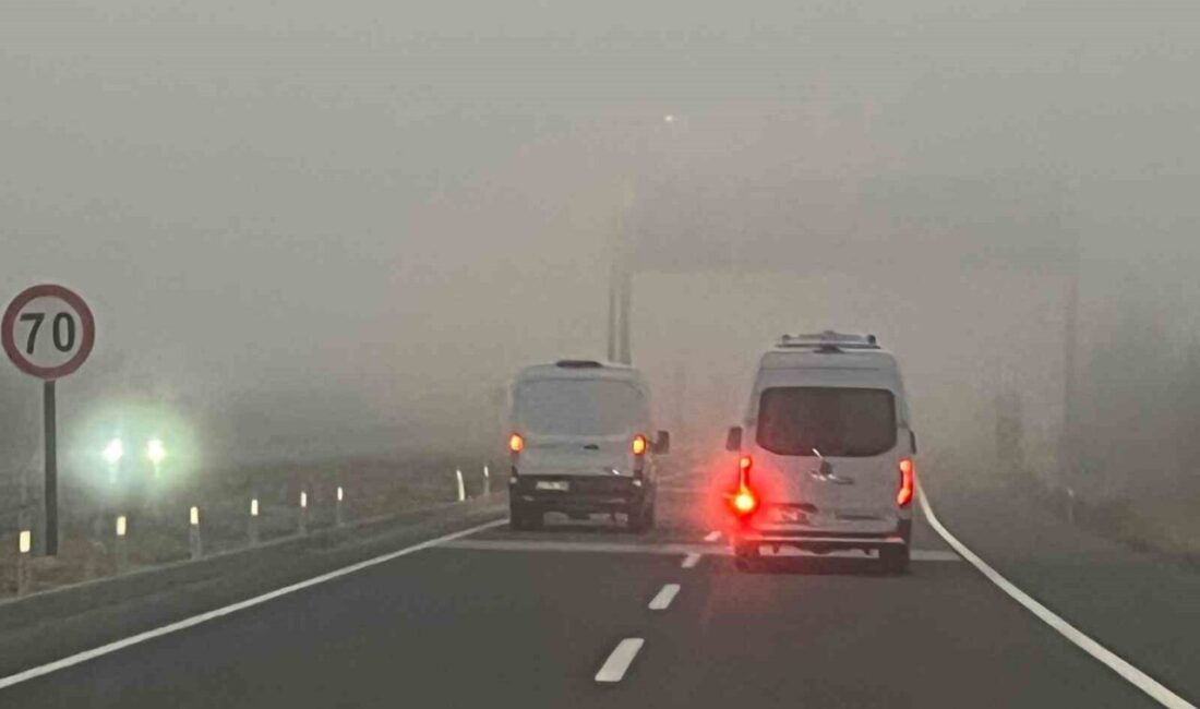 Kütahya’da sabah saatlerinde etkili olan yoğun sis, şehirde yaşamı olumsuz