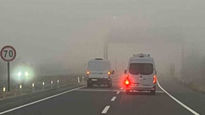 Kütahya’da sabah saatlerinde etkili olan yoğun sis, şehirde yaşamı olumsuz