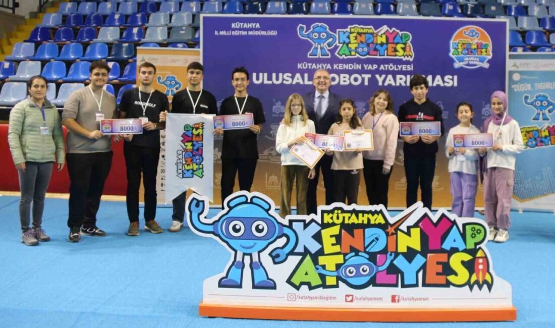Kütahya’da düzenlenen Ulusal Robot Yarışması’nda dereceye giren öğrenciler, düzenlenen törenle