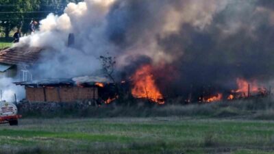 Kütahya’nın Domaniç ilçesine bağlı Muhacırlar köyündeki yangında bir evin odunluğu,