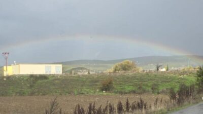 Kütahya’nın Tavşanlı ilçesinde, sağanak yağışın ardından ortaya çıkan gökkuşağı, ilçe