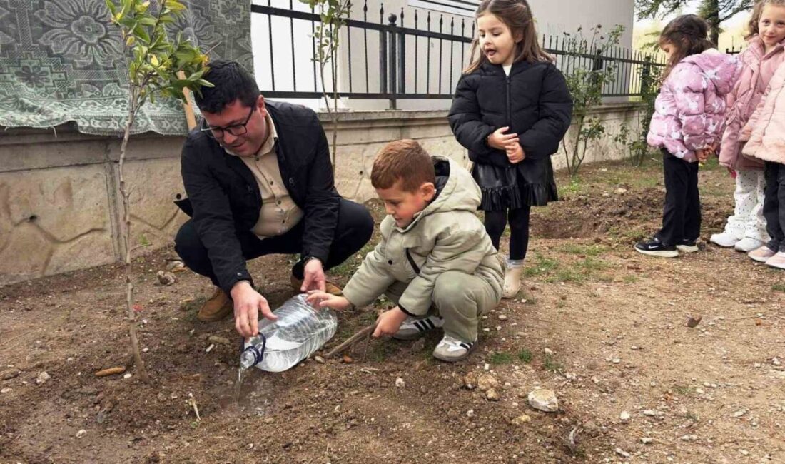 Kütahya’da Gazi Kemal İlkokulu’nda gerçekleştirilen fidan dikme etkinliğinde anasınıfı öğrencilerine