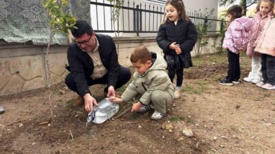 Kütahya’da Gazi Kemal İlkokulu’nda gerçekleştirilen fidan dikme etkinliğinde anasınıfı öğrencilerine