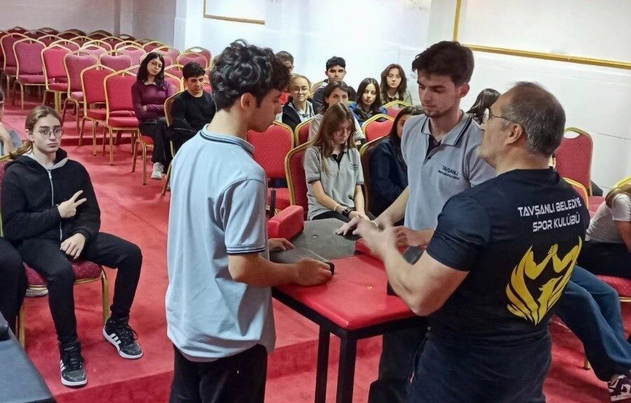 Kütahya’nın Tavşanlı ilçesinde gençleri spora teşvik etmeyi sürdüren Tavşanlı Belediye