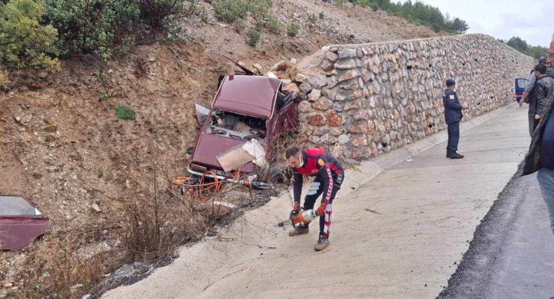 Ercan KOLKU/EMET (Kütahya), – KÜTAHYA’nın Emet ilçesinde istinat duvarına çarpan
