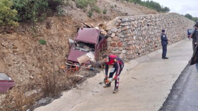 Ercan KOLKU/EMET (Kütahya), – KÜTAHYA’nın Emet ilçesinde istinat duvarına çarpan