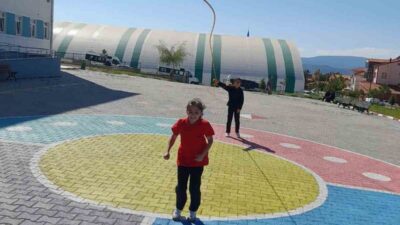 Kütahya’nın Tavşanlı ilçesinde öğrenciler derste öğrendiklerini oyunlarla pekiştiriyor. Tavşanlı Bağlık