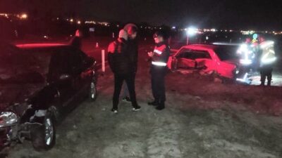 Kütahya’nın Tavşanlı ilçesinde meydana gelen trafik kazasında iki otomobilin çarpışması