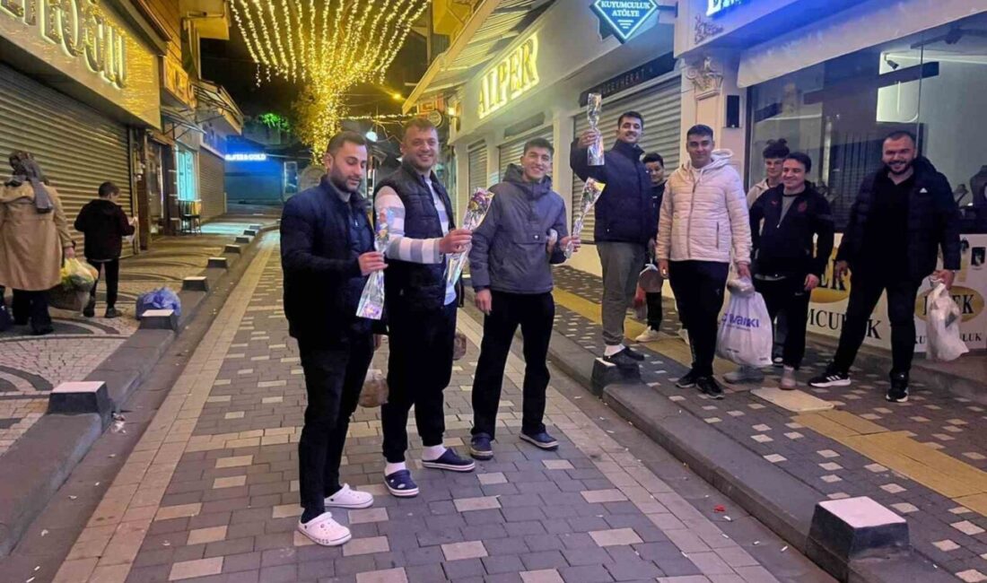 Kütahya’nın Tavşanlı ilçesinde Uzun Çarşı esnafından “her gün sevgili günü”