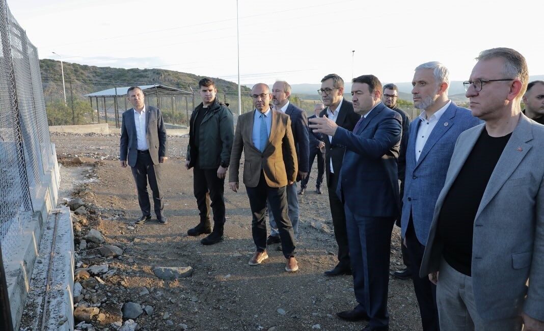 Kütahya Valisi Musa Işın, Tavşanlı ilçesinde yapımı devam eden hayvan