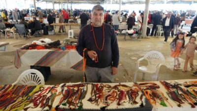 Kütahya’da, yaklaşık 30 yıldır şehir şehir dolaşarak tespih satışı yapan