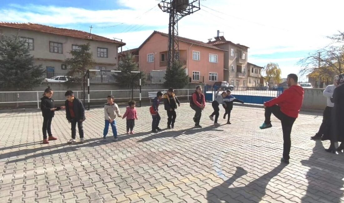 Kütahya’nın Altıntaş ilçesindeki Zafer İlkokulu, “Mutlu Çarşamba” isimli projesi kapsamında