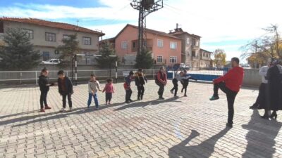 Kütahya’nın Altıntaş ilçesindeki Zafer İlkokulu, “Mutlu Çarşamba” isimli projesi kapsamında