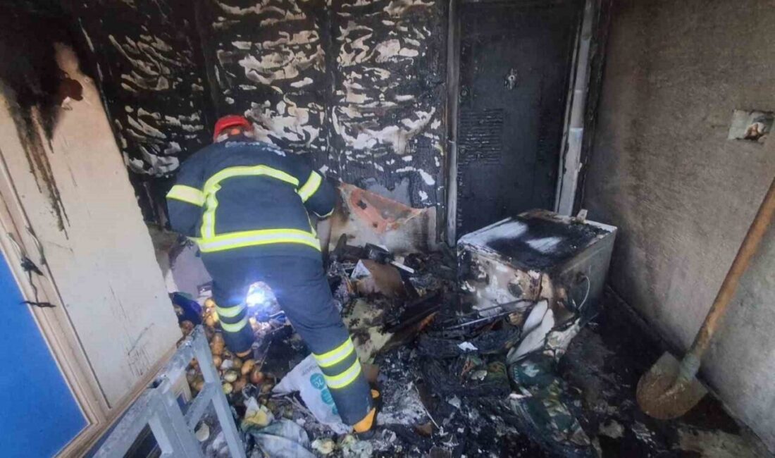 Kütahya’nın Altıntaş ilçesinde bir evin teras katında çıkan yangın söndürüldü.