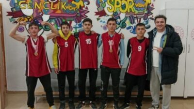 Kütahya’da düzenlenen okul sporları bilek güreşi müsabakalarında Balıköy Anadolu Lisesi