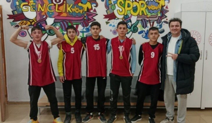 Kütahya’da düzenlenen okul sporları bilek güreşi müsabakalarında Balıköy Anadolu Lisesi