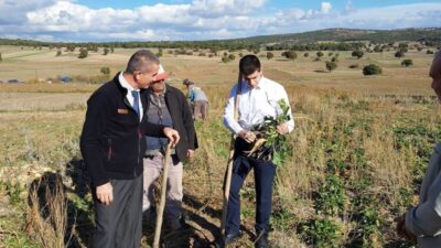 Dumlupınar Kaymakamı Alperen Teltik, ilçeye bağlı Eyidemir Köyü’nde şeker pancarı