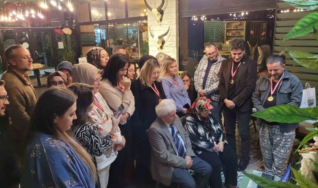 Kütahya Fuatpaşa İlkokulu’nun 1993-1998 yılları arasında eğitim gören öğrenciler, emekli