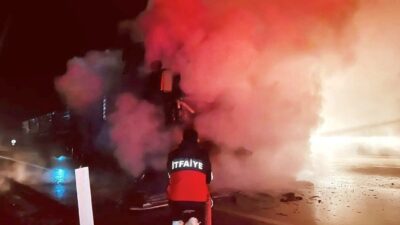 Kütahya’da kara yolunda seyir halindeki tırın motor kısmında çıkan yangın