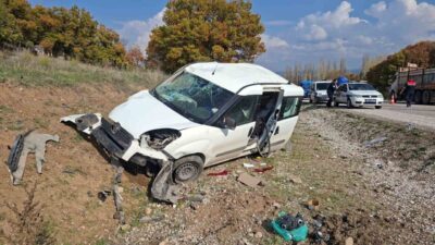 Kütahya’nın Hisarcık ilçesinde sürücüsünün direksiyon hakimiyetini kaybetmesi sonucu kontrolden çıkan