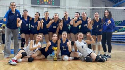 Kütahya Belediyespor’un genç kız voleybol takımı, 2025-2026 sezonu müsabakalarında gösterdiği