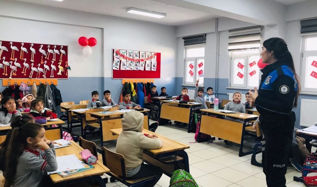 Kütahya İl Emniyet Müdürlüğü, “Dumlupınar’da Parlayan Yıldızlar” projesi kapsamında çocuklara